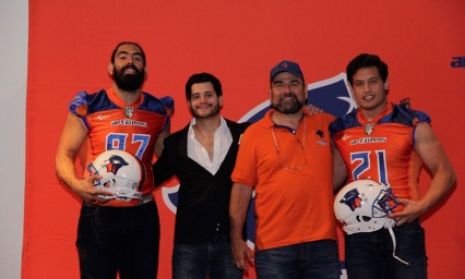 Van Artilleros contra los Mayas