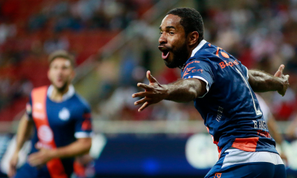 Club Puebla aprovecha crisis de Chivas