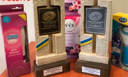 Campeonas de Asturias de squash reciben un vibrador y kit de depilaci&oacute;n como regalo