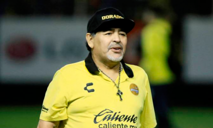 Operan a Maradona de la rodilla derecha