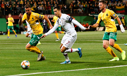 Cristiano Ronaldo gu&iacute;a su propia historia con Portugal