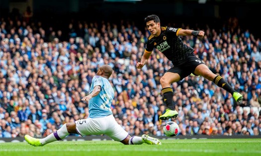 Raúl Jiménez se luce ante el Manchester City