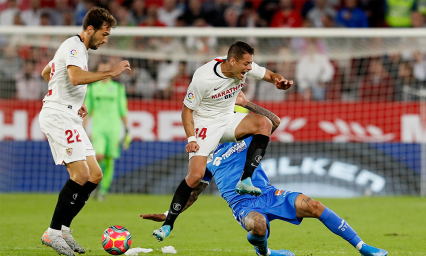 Chicharito le da el triunfo al Sevilla