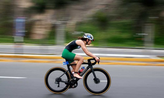 Claudia Rivas sube al podio en mundial de triatlón