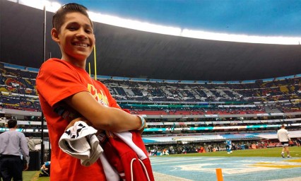 Axl, un ni&ntilde;o salvado por el futbol americano