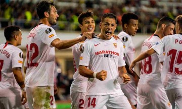 Chicharito, punta de lanza del Sevilla en El Sadar