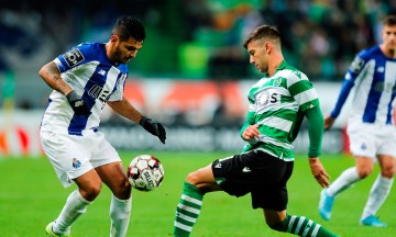 Tecatito se luce con asistencia en el derbi ante el Sporting Lisboa