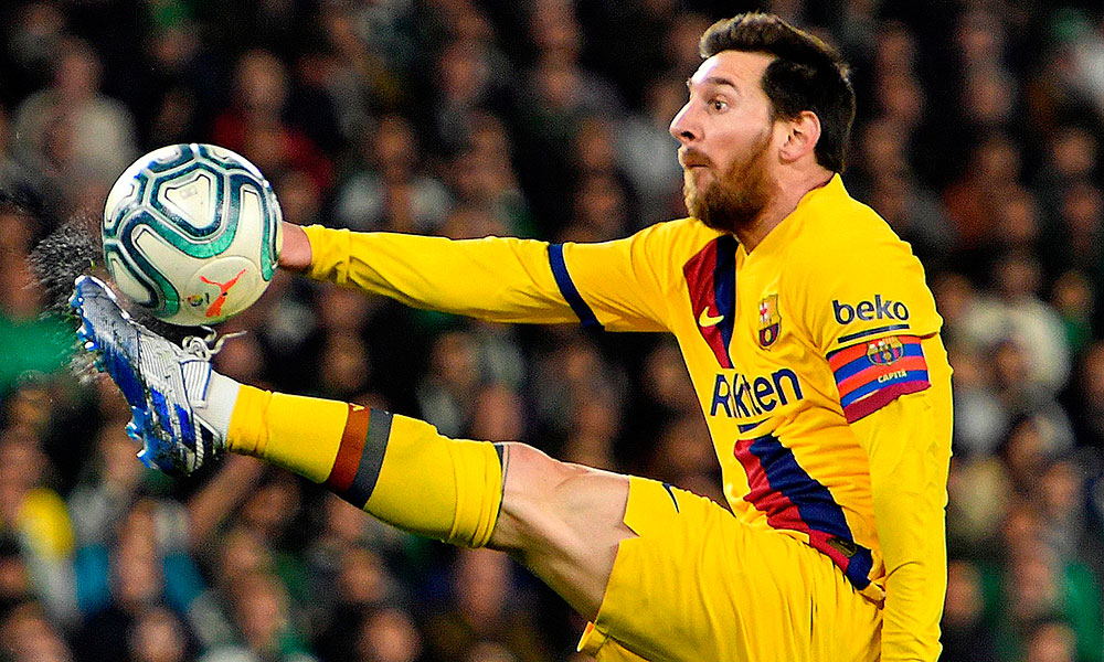 Messi alcanzó el doble-doble en la liga