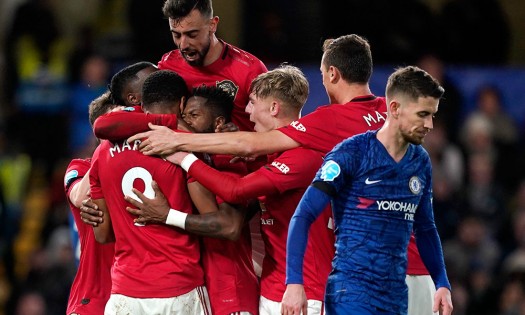 Manchester United abona a la crisis del Chelsea