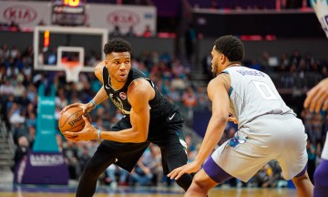 Con doble-doble de Giannis, los Bucks derrotaron a los Hornets 