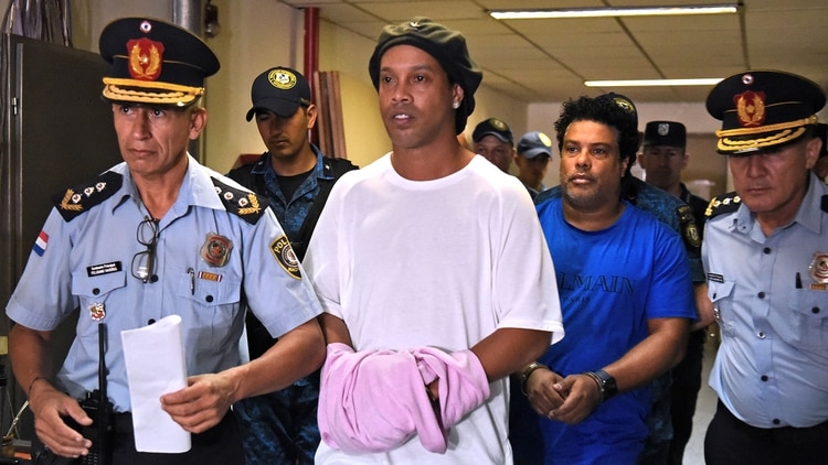 Ronaldinho cumplirá sus 40 años en la cárcel 