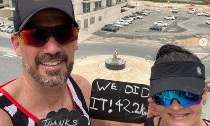 Nivel de aburrimiento: pareja corre un marat&oacute;n en su departamento 