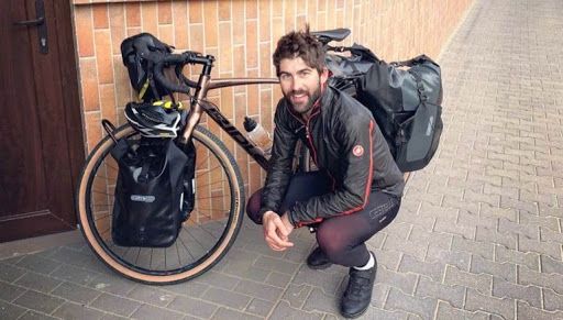 Conoce a Nil Cabutí, el ciclista que recorre Europa en medio de la pandemia