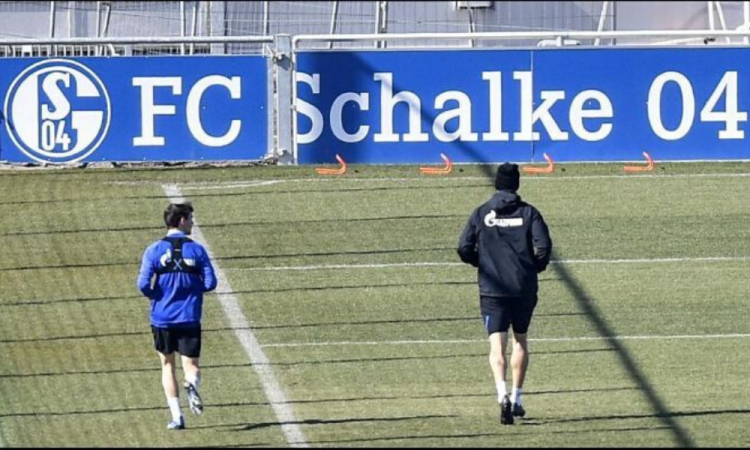 El Schalke 04 ya entrena pero con distancias entre jugadores