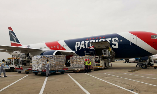 Los Patriotas utilizan su avión para transportar cubrebocas desde China 