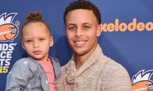 Curry, quien dio positivo por Covid-19, pasa su cuarentena como maestro de su hija