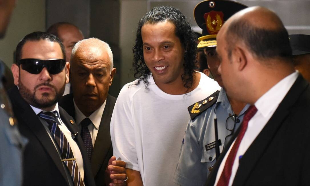 Ronaldinho cumple un mes en prisión en medio de la emergencia sanitaria 