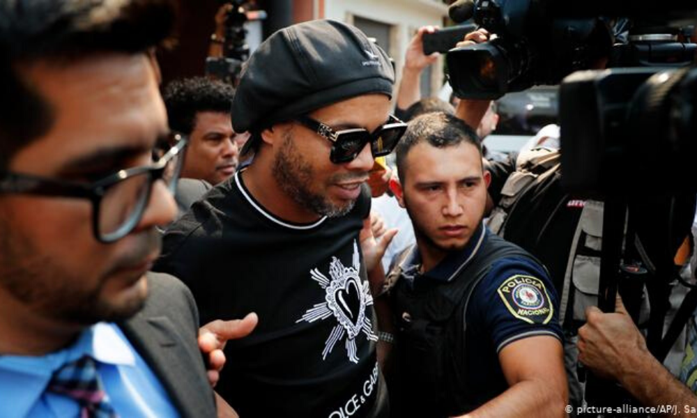 Oficial: otorgan arresto domiciliario a Ronaldinho tras pago millonario de fianza