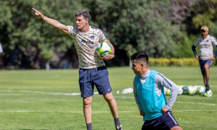 Míchel González pone a los jugadores de Pumas a analizar partidos