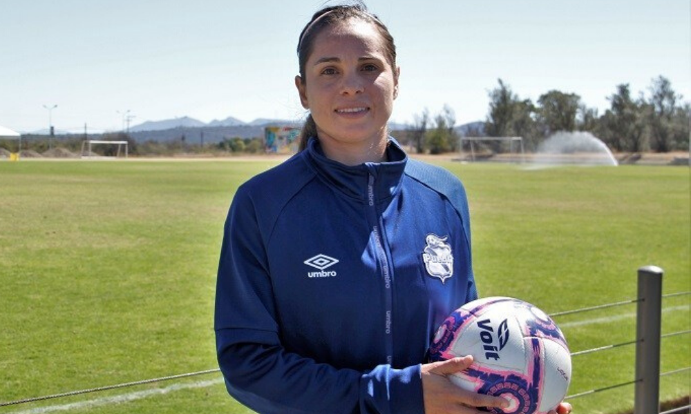Lupita Worbis, la goleadora del Puebla que alterna el futbol y la arquitectura