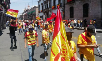 En plena contingencia salen a las calles aficionados del Monarcas 