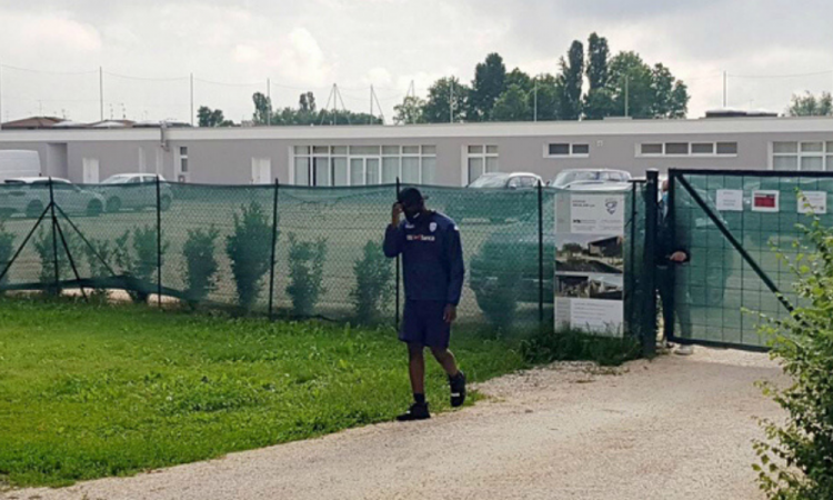Le prohíben a Balotelli entrar a las instalaciones de su actual equipo 