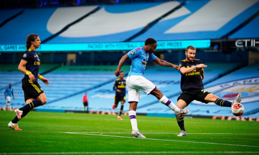 Gol fantasma marca el regreso de la Premier League: el City golea al Arsenal 