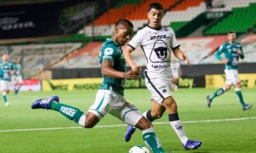 Pedro Aquino y Erik Lira en acción este domingo, en el estadio León.