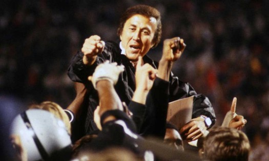 ¿Quién es Tom Flores? El primer latino en ingresar al Salón de la Fama de la NFL