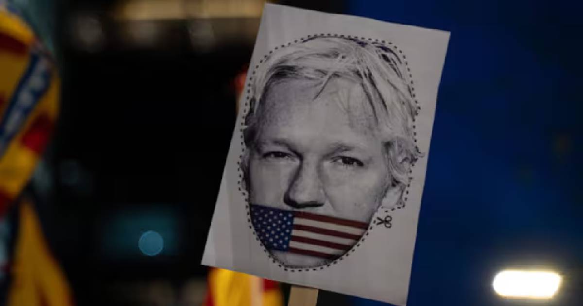 Rostro de Julian Assange cubierto por bandera estadounidense 