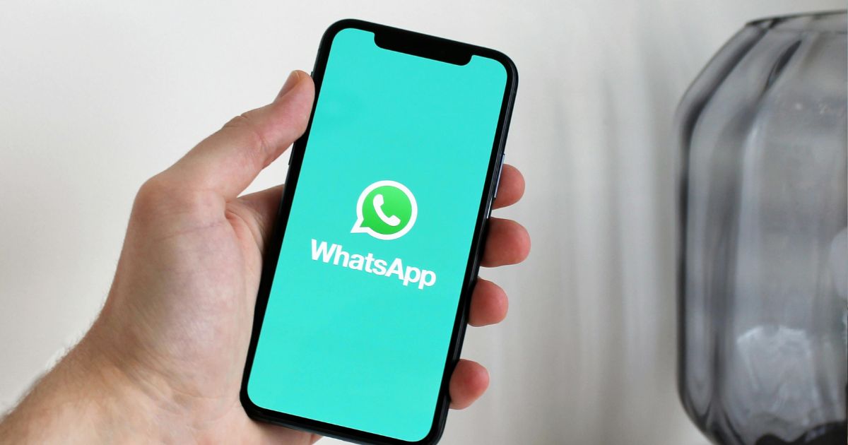 Celular con pantalla con el logo de WhatsApp
