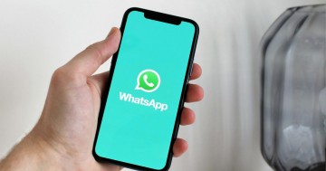 Celular con pantalla con el logo de WhatsApp