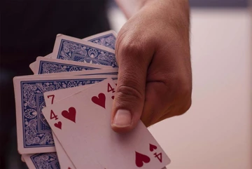 Descubre la trayectoria de Tom Dwan, desde sus inicios en el poker online bajo el apodo "durrrr" hasta convertirse en una leyenda de las mesas.