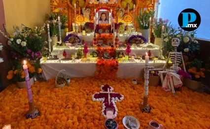 Ofrendas de Tochimilco&nbsp;con 4,500 flores de cempas&uacute;chil