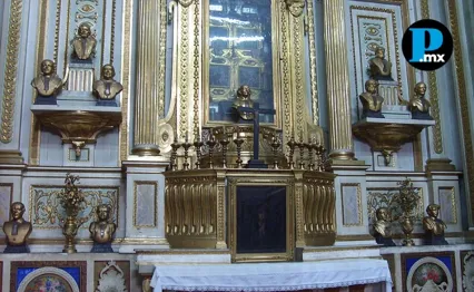 La capilla guarda una colecci&oacute;n de bustos-relicario de madera y yeso policromado
