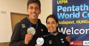 Mariana Arceo y Manuel Padilla con sus medallas de plata.