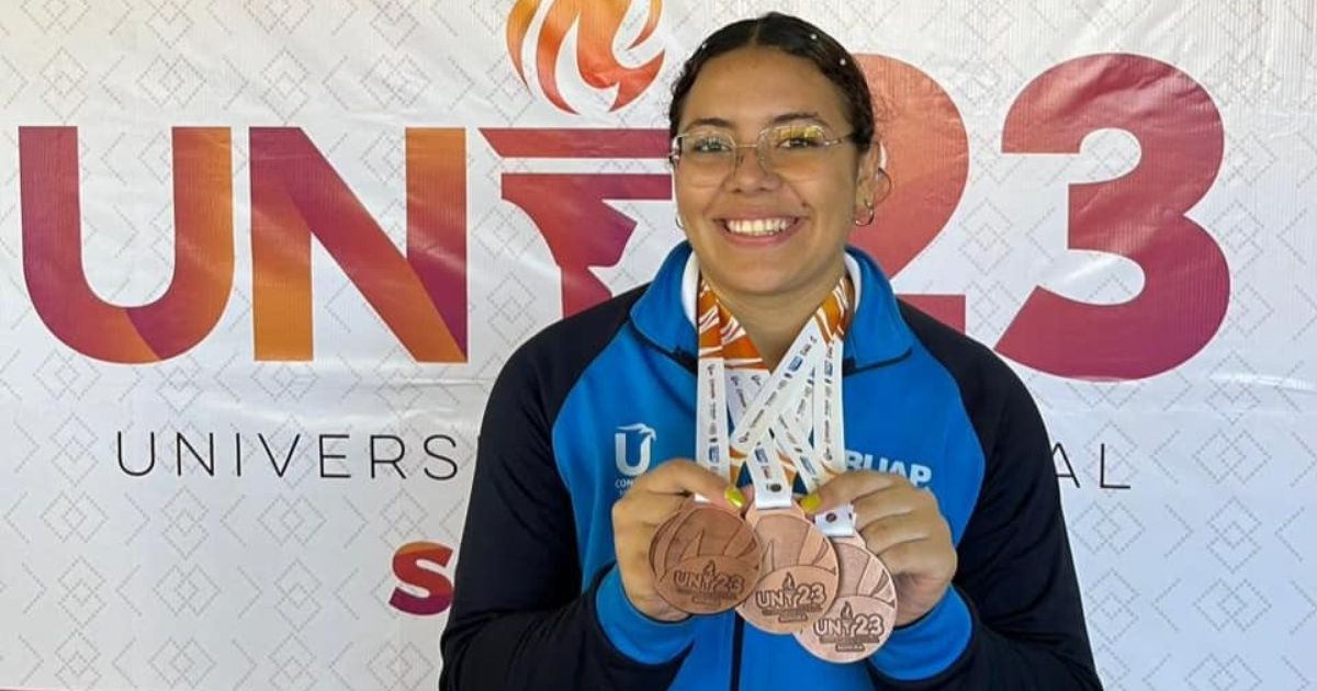 Ximena Fonseca Arriola con sus tres medallas de bronce en levantamiento de pesas por un total de 211 kg