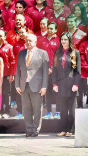 Abandera AMLO a delegación mexicana que irá a San Salvador 2023 y promete “recompensas”