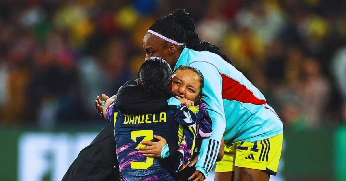 Colombianas celebran triunfo en octavos de final del Mundial.
