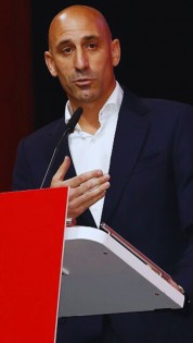 Luis Rubiales no dimitirá tras besar a futbolista de la Liga MX femenil