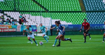 Con dos expulsiones, Puebla cayó por la mínima en el Nou Camp.