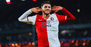 Santiago Giménez marcha líder de goleo en la Eredivisie.