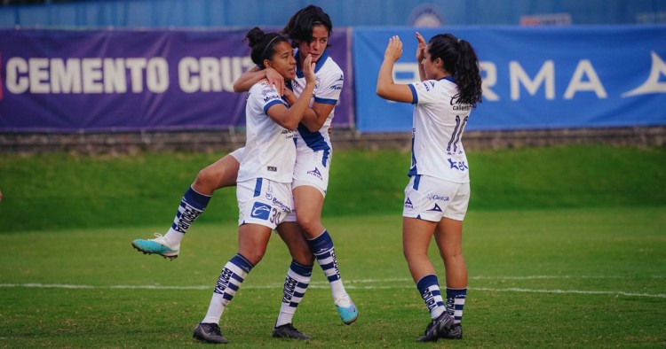 Puebla Femenil golea a Cruz Azul con triplete de Aisha Solorzano 