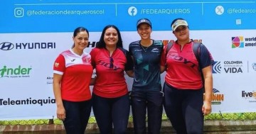 Dafne Quintero junto al equipo de tiro con arco compuesto.