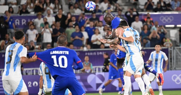 Disputa se vive entre jugadores en los Cuartos de final de los Juegos Olímpicos