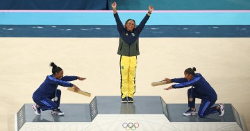 Rebeca Andrade en el podio con el oro