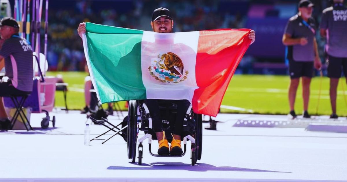 Édgar Ulises ondeando la bandera de México 