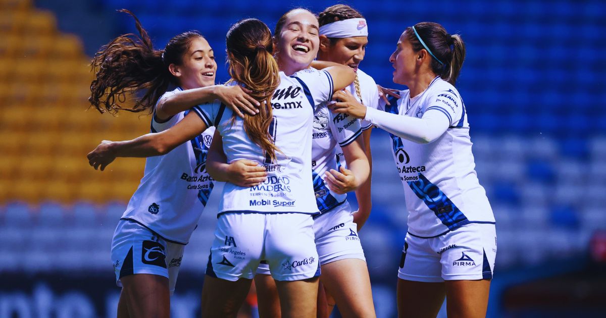 Club Puebla femenil celebrando el 3-1 ante Mazatlán