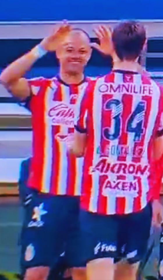 Chivas se impuso 2-0 ante León; "Chicharito" y el gran gesto a la "Hormiga" Gonzáles