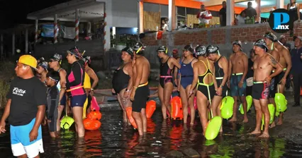 Laguna de San Juan Epatl&aacute;n recibe primer nado nocturno de aguas abiertas